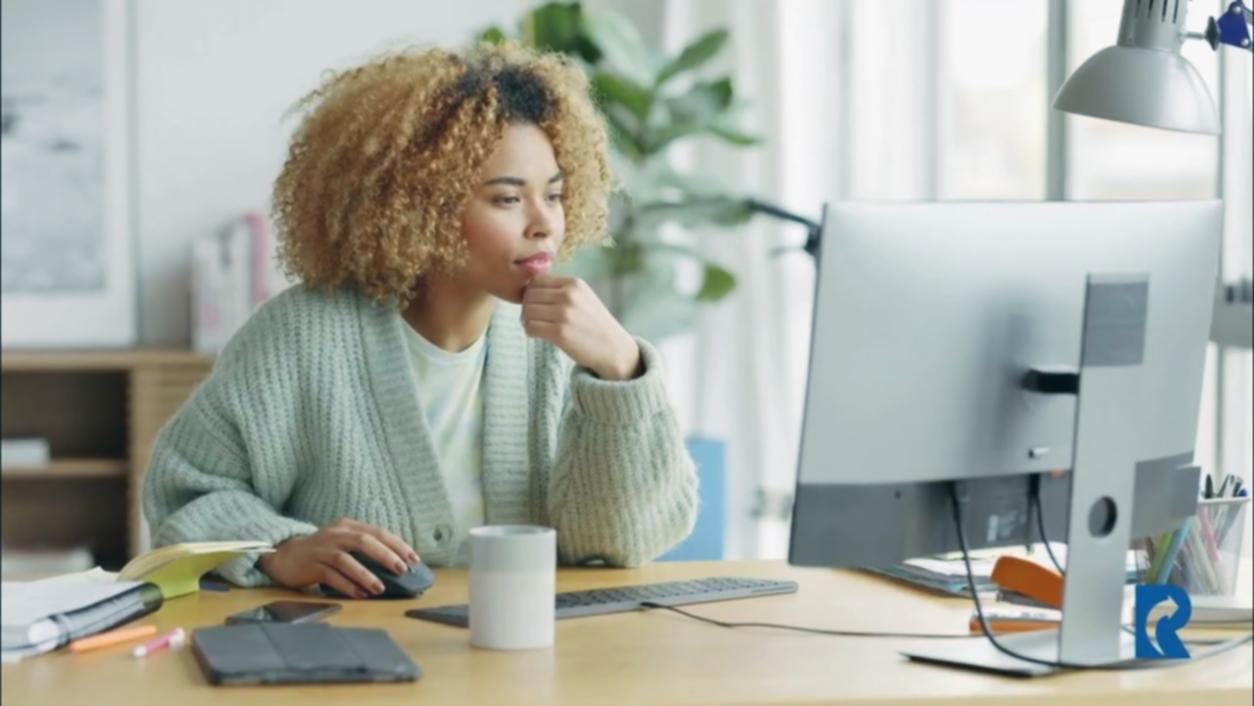Teilnehmer in einem Workshop diskutieren Finanzanalysen
