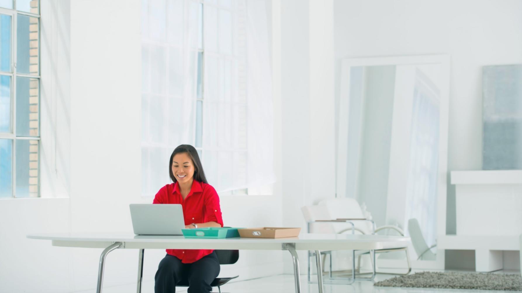 Finanzanalyst präsentiert Cashflow-Diagramme auf einem Monitor